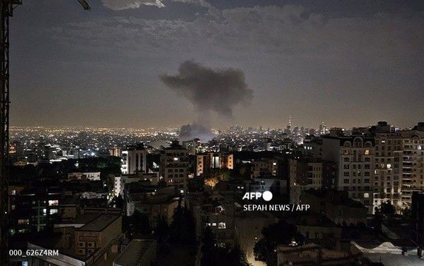 13일 새벽 이란 수도 테헤란에서 이스라엘의 공습 목표지로 알려진 곳에서 연기가 피어오르고 있다. 사진제공/AFP통신