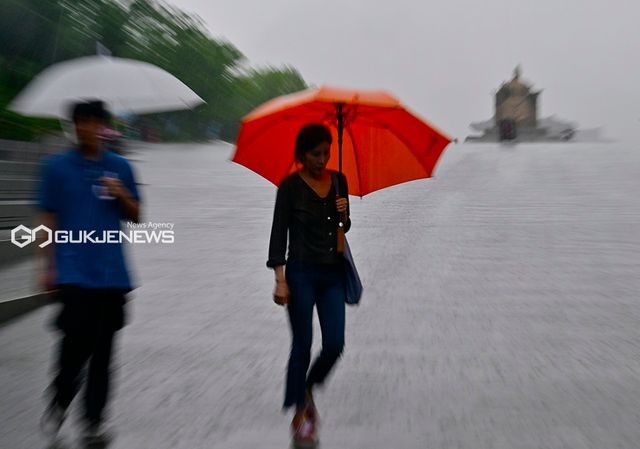 수도권 장맛비, 광화문광장 표정 (사진=안희영 기자)