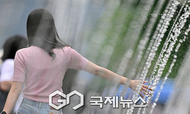 도심 기온 30도, 터널분수대에서 더위를 식혀요 (사진=안희영 기자)