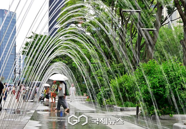 도심 기온 30도, 터널분수대에서 더위를 식혀요 (사진=안희영 기자)