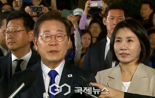 ▲이재명 더불어민주당 대통령 후보는 3일 밤 인천 계양구 자택 앞에서 당선이 된다면 우리 국민드의 위대한 결저에 경의를 표한다며 감사 인사를 하고 있다./사진=이용우 기자&nbsp;