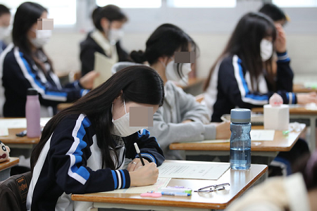 한 고등학교에서 고3수험생이 모의고사 시험문제를 꼼꼼하게 풀고 있다(사진=국제뉴스DB)