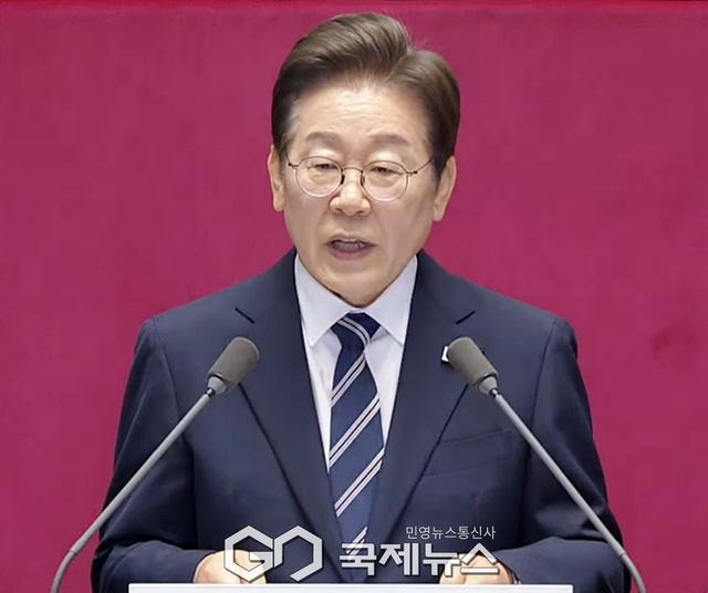 ▲이재명 대통령은 26일 오전 국회 본회의에서 30조 5000억 규모의 민생회복 추가경정예산안에 대해 시정연설을 하고 있다./공동취재반