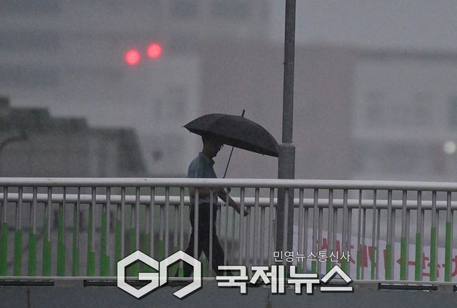 수도권과 중부지방, 천둥과 번개를 동반한 시간당 20~60mm 내외의 매우 강하고 많은 비 내려 (사진=안희영 기자)