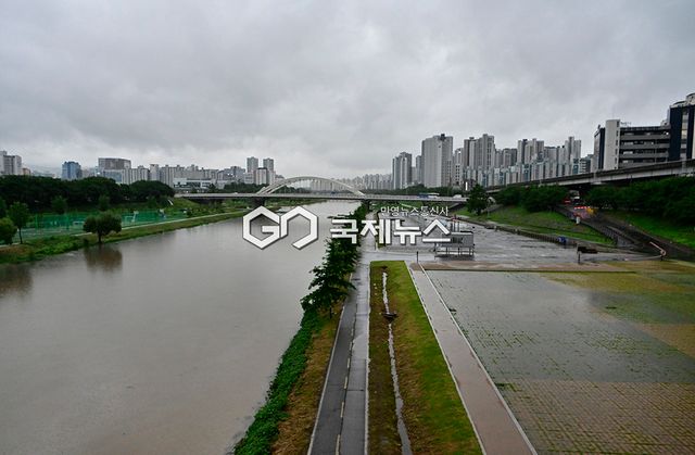 수도권과 중부지방, 천둥과 번개를 동반한 시간당 20~60mm 내외의 매우 강하고 많은 비 내려 (사진=안희영 기자)