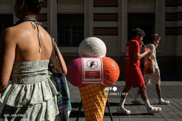 1일 유럽을 강타한 폭염 속에서 프랑스 남부 툴루즈의 아이스크림 가게 앞을 지나가는 보행자들. 사진제공/AFP통신