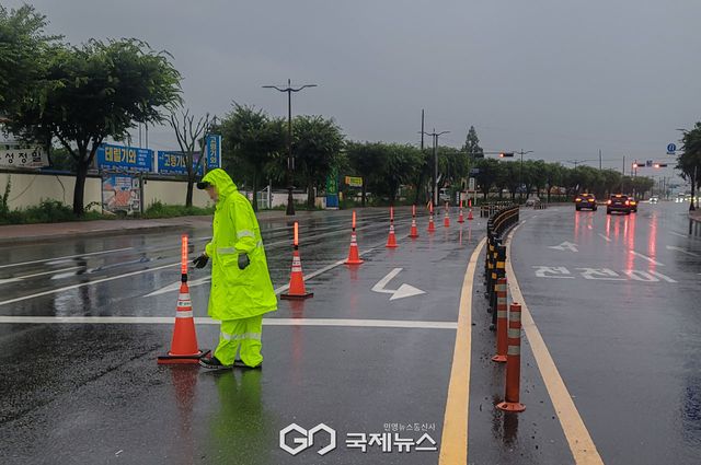 침수가 예상되는 도로 차단에 나선 공무원들 (사진=국제뉴스DB)