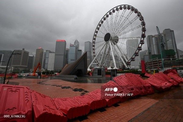 2025년 7월 20일 태풍 위파가 홍콩으로 이동하면서 강풍에 바리케이드가 무너져 있다. 사진제공/AFP통신