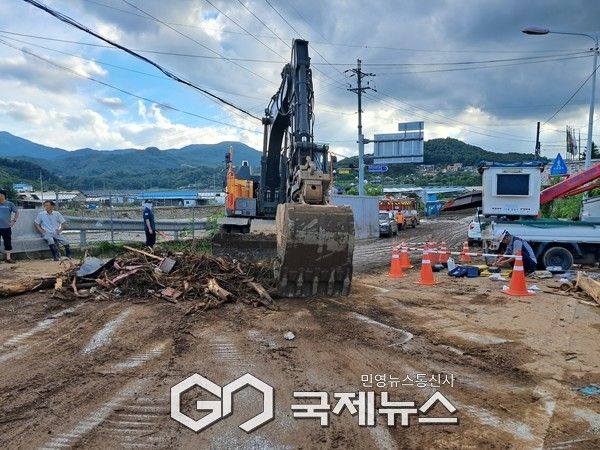 ​가평군 조종면 조종천이 집중호우로 대보교가 넘쳐 일대 도로가 파손 되어 복구작업을 하고있다.(사진.이운안 기자)​