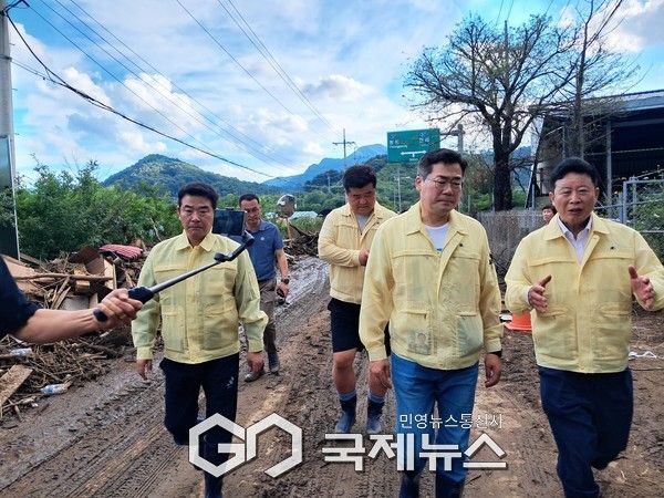 이날&nbsp;집중호우로 인한 인명 피해를 입은&nbsp;가평군 상면 대보교 현장을 찾은 박찬대(민주당) 의원은&nbsp;가용 중장비를 총동원해 인명구조 및 수습을 지원하고 관계자들과 함께 점검했다.(사진이운안 기자)