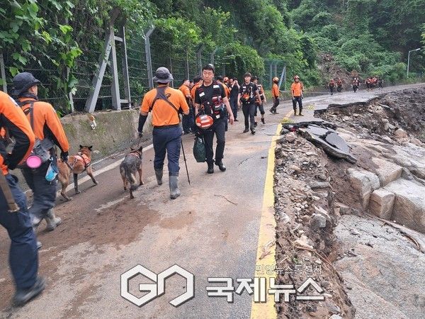경기 북부소방재난본부는 20일 가평군&nbsp;조종면&nbsp;마일리&nbsp;한&nbsp;캠핑장에서&nbsp;산사태로&nbsp;쏟아진&nbsp;토사가&nbsp;텐트를&nbsp;덮쳐 일가족&nbsp;3명이&nbsp;매몰 현장 수색작업을 위해 투입 되고있다.(사진.이운안 기자)&nbsp;