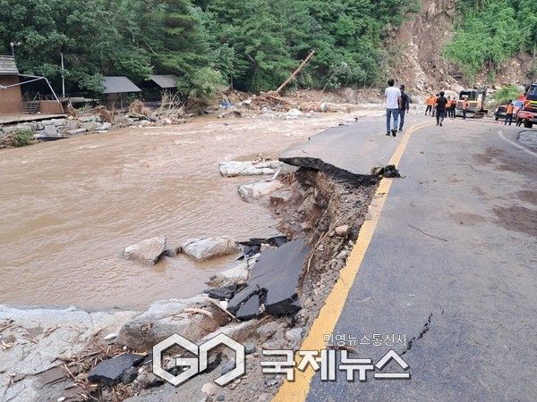 가평군&nbsp;조종면&nbsp;마일리 마을에는 집중호우로 도로가 유실.(사진.이운안 기자 )