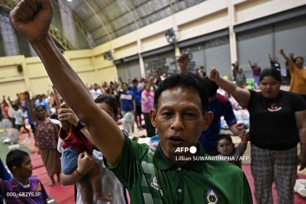 28일(현지시간) 태국 국경 수린주 대피소에서 피난민들이 태국 국가를 부르고 있다. 태국과 캄보디아 정상들은 정글로 뒤덮인 국경 지역에서 5일간의 교전 끝에 28일 '무조건적인' 휴전에 합의했다. 이 교전으로 최소 36명이 사망했다. 사진제공/AFP통신
