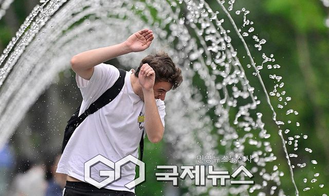 도심 기온 37도, 터널분수대에서 더위를 식혀요 (사진=안희영 기자)