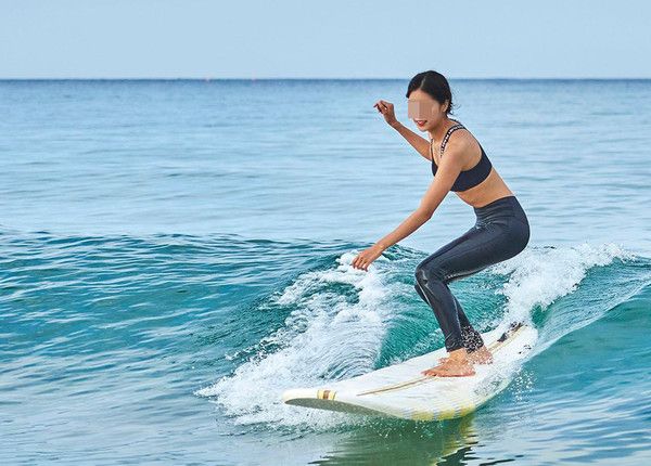 무더위날씨속 서핑 즐기는 한 여성서퍼 (사진출처=한국관광공사)