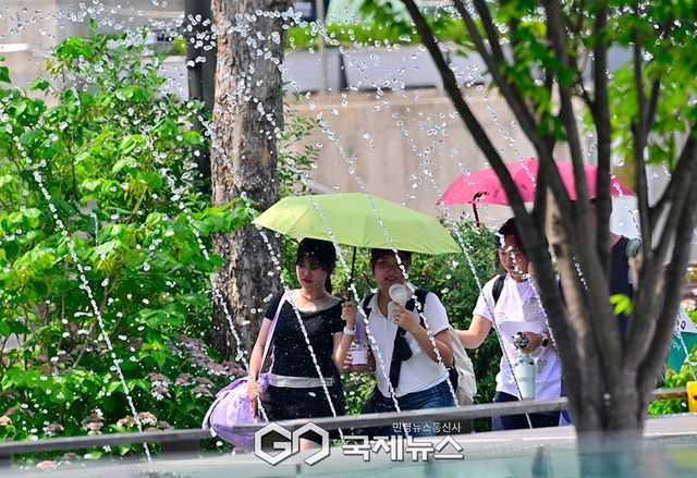 폭염에 갖힌 도심, 분수대에서 더위 잊어요! (사진=안희영 기자)