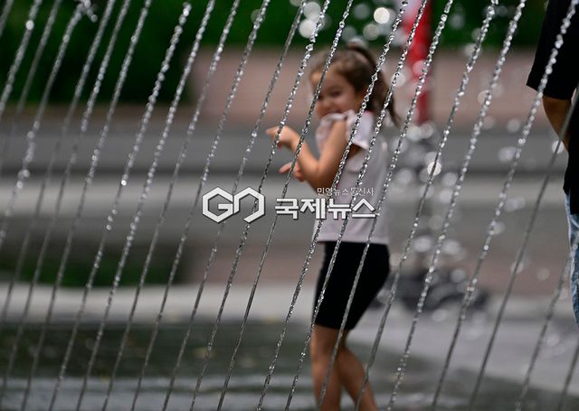 말복 앞두고 선글라스와 양산, 분수대에서 더위 식혀 (사진=안희영 기자)