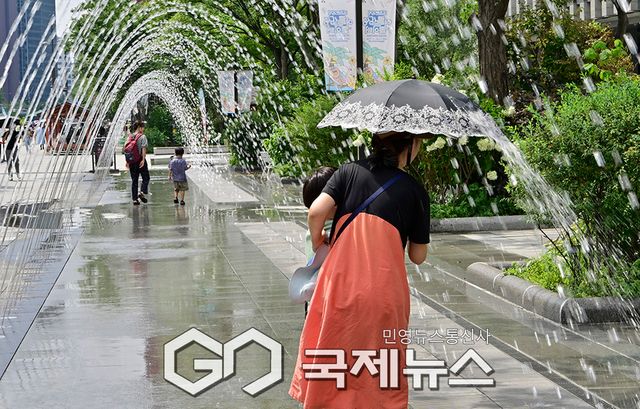 말복 앞두고 선글라스와 양산, 분수대에서 더위 식혀 (사진=안희영 기자)