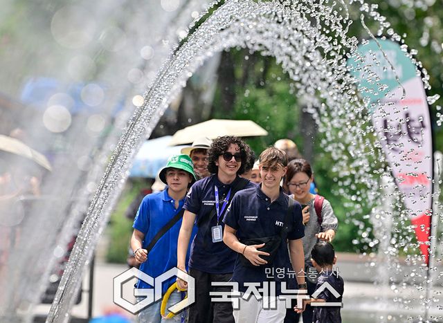 말복 앞두고 선글라스와 양산, 분수대에서 더위 식혀 (사진=안희영 기자)