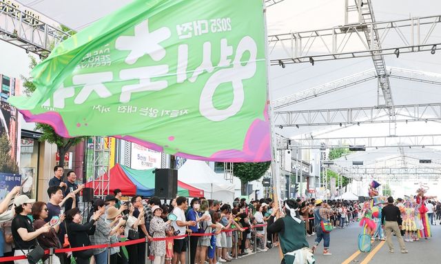 무더위로 개막 전 기대보다 우려가 컸던 ‘2025 대전 0시 축제’가 개막 당일 날씨 변화와 함께 시민들의 큰 호응을 이끌며 한여름 밤 최고의 축제로 자리매김했다.