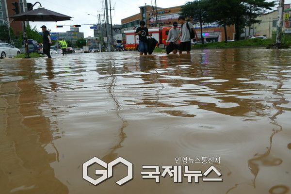 의정부시 부용천과 중랑천은 오전 한때 수위가 빠르게 상승, 의정부 신곡 2동 인근 지하차도를 비롯한 금오 사거리가 침수로 일부 구간이 통제가 되었다.(사진=국제뉴스DB)