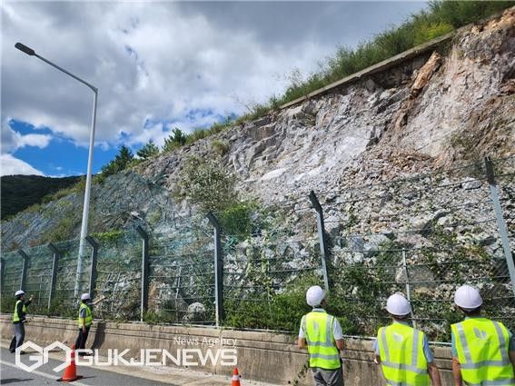 낙석방지보호망 점검 모습