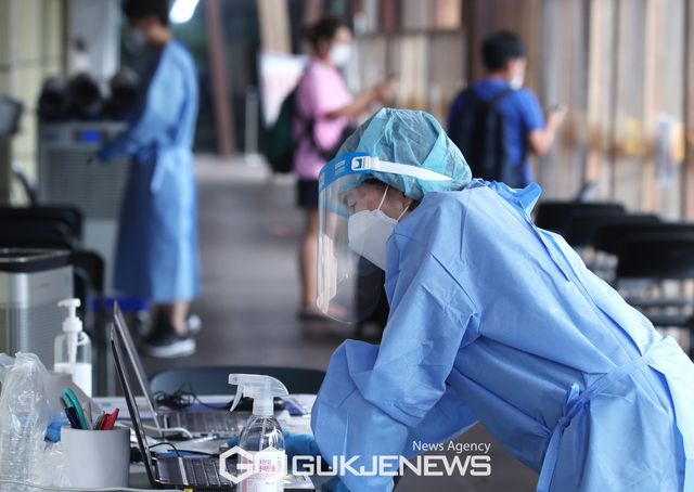 (서울=국제뉴스) 15일 서울 송파구보건소에 마련된 신종 코로나바이러스 감염증(코로나19) 선별진료소가 한산한 모습을 보이고 있다. 질병관리청 중앙방역대책본부는 15일 0시 기준 코로나19 신규 확진자가 7만 1471명 발생했다고 밝혔다./사진=이용우기자&nbsp;