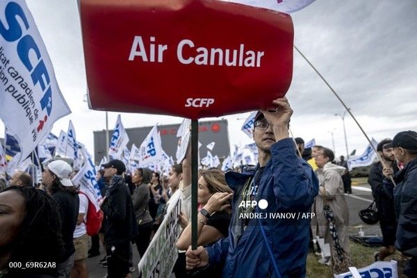 17일 캐나다 퀘벡주 몬트리올 피에르 엘리엇 트뤼도 공항 인근 에어캐나다 본사 앞에서 시위를 벌이고 있는 승무원들. 사진제공/AFP통신
