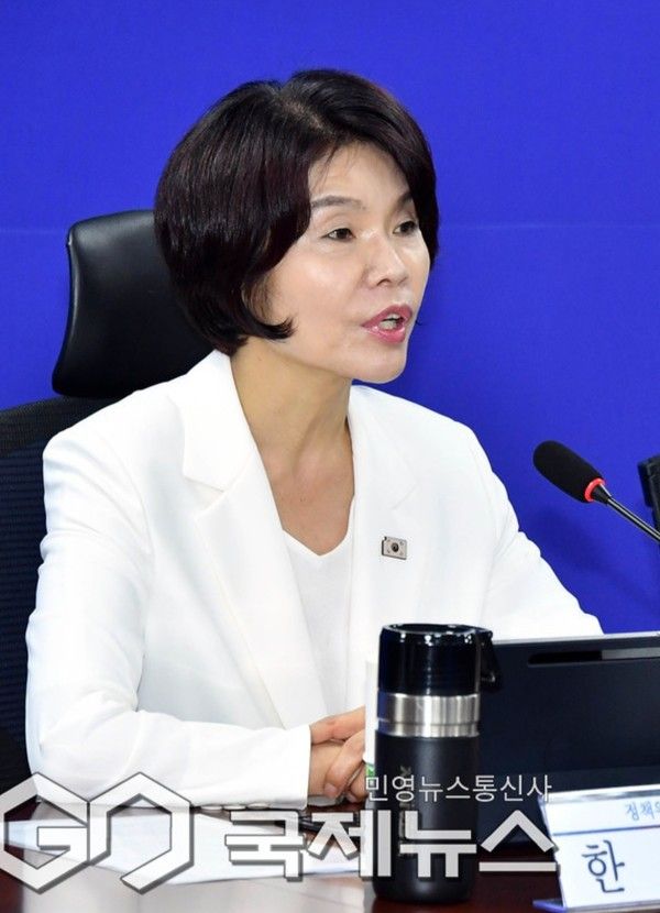 더불어민주당 한정애 정책위의장은 &nbsp;20일 당정 협의회에서 정부가 추진 중인 주식 양도소득세 대주주 기준 변경에 대해 신중한 입장, “자본시장 흐름을 바꾸려는 시점에 과세 확대는 정책 메시지의 충돌을 초래할 수 있다”고 지적 /사진=이용우기자