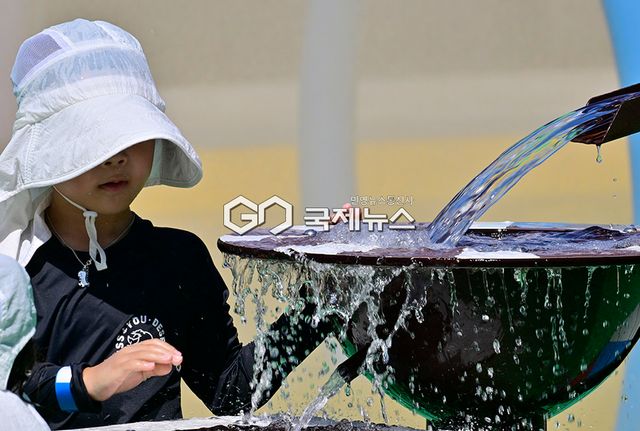 처서 하루 앞둔 수도권 폭염주의보 발령, 인천대공원 물놀이장 표정 (사진=안희영 기자)