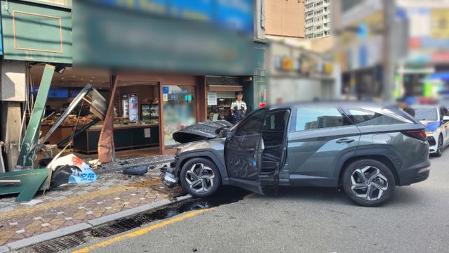 부산 금정구&nbsp;구서초등학교 인근&nbsp;SUV 상가 돌진 사고 현장 (사진=금정경찰서, 부산소방 제공)