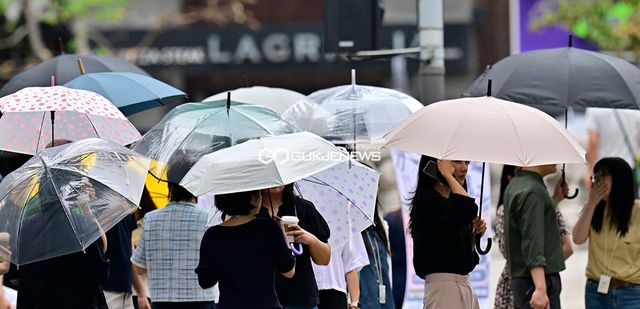소나기 내리는 도심 청계천, 광화문 표정 자료사진 (사진=안희영 기자)