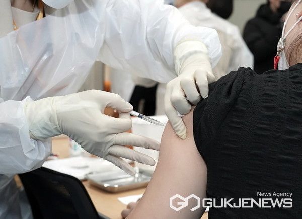 ▲성남시민이 코로나19 예방 주사를 맞고 있다(자료사진)(사진=성남시)