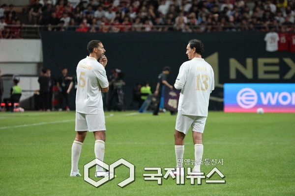 대화를 나누고 있는 실드 유나이티드 주장 퍼디난드와 네스타 선수 (사진/이윤성 기자)