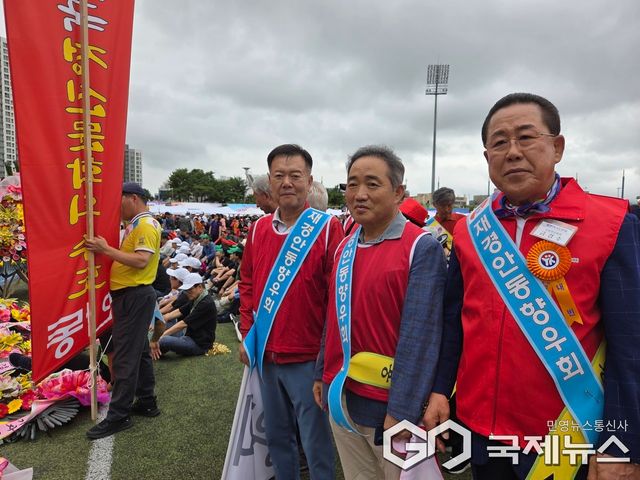 재경대구경북인 한마음 체육대회에 참석한 안동향우회 금경수 회장(오른쪽)과 임원진들 모습