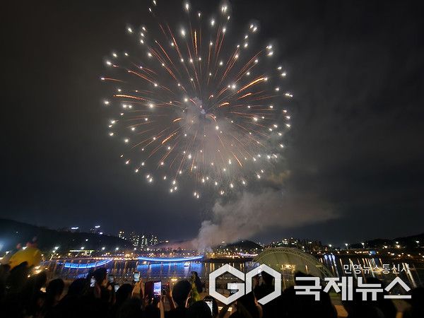 대전 갑천호수공원 개장식 불꽃놀이, 불꽃쇼 (사진=국제뉴스)