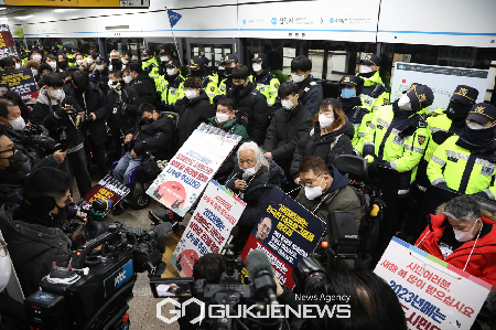 전국장애인차별철폐연대(전장연) 활동가들의 시위 현장 /사진=국제뉴스DB