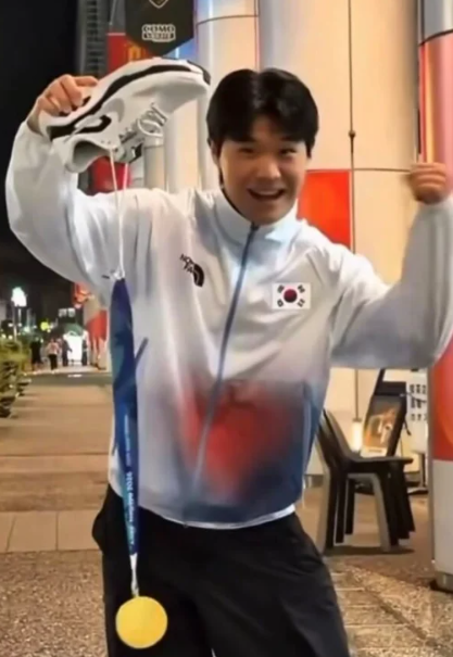 최우진 금메달 세레머니 (사진=최우진 SNS 채널)