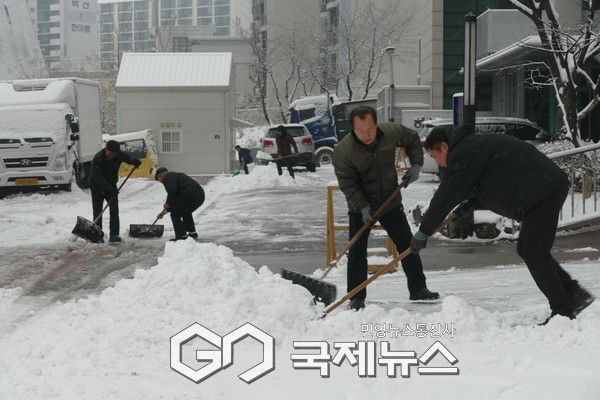 대설주의보가&nbsp;내려진&nbsp;가운데 도로&nbsp;결빙&nbsp;위험이 있어 시민들이 내 집 앞 눈치우기를 하고있다.(사진=국제뉴스DB)