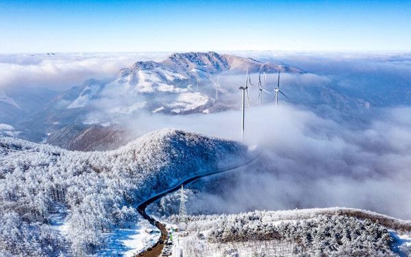 눈스케치, 추위스케치, 추위, 겨울날씨, 상고대, 함백산 자락에는 눈꽃 명소인 만항재와 설경이 유독 아름다운 정암사가 있다. 만항재는 강원도 정선과 태백, 영월이 경계를 이루는 고개다. (사진출처=한국관광공사)