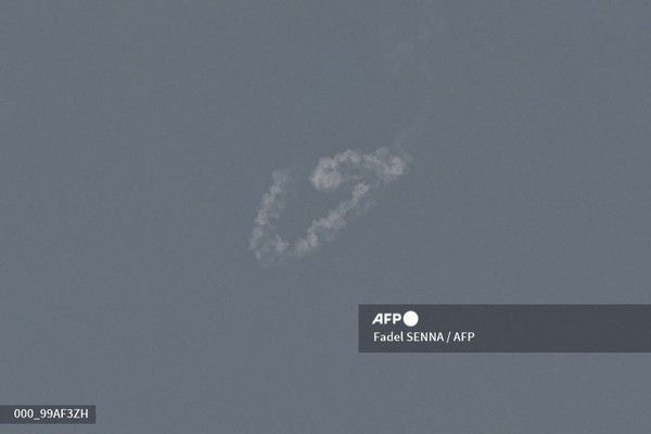 28일 두바이 상공에 로켓 요격으로 추정되는 연기가 보인다. 국제뉴스/AFP통신