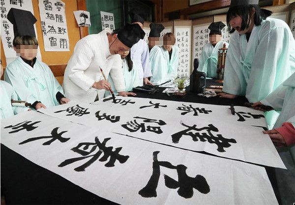 절기상 입춘을 앞두고 충남 논산 연산면 양지서당에서&nbsp; 훈장이 학생들과 함께 봄의 시작을 알리는 `입춘대길(立春大吉)', `건양다경(建陽多慶)' 입춘첩을 적고 있다. 사진=국제뉴스 자료사진