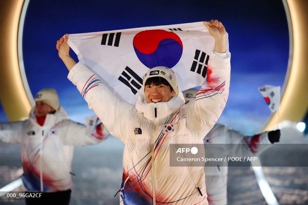 2026년 2월 6일 이탈리아 북부 리비뇨에서 열린 2026 밀라노-코르티나 동계 올림픽 개막식에서 한국 선수단이 태국기를 들고 입장하고 있다. 사진제공/AFP통신