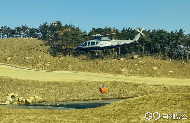 (제공=독자) 헬기로 산불 진화에 나선 경북소방