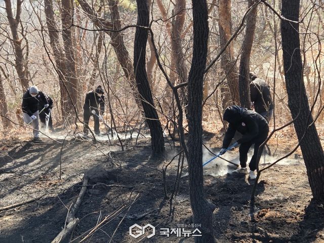 (제공=독자) 산불 진화에 나선 경북소방