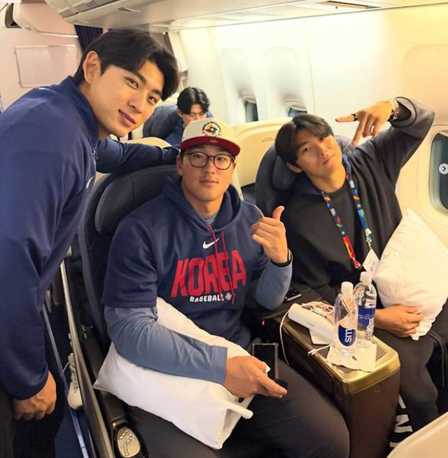 전세기를 타고 이동하고 있는 WBC 대한민국 대표팀 선수들 (사진=KBO 공식 SNS 채널)