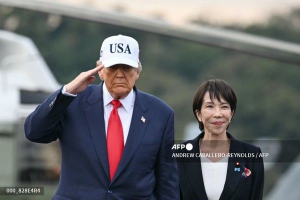 2025년 10월 28일 요코스카 미 해군 기지를 방문한 도널드 트럼프 미국 대통령(왼쪽)과 다카이치 사나에 일본 총리. 사진제공/AFP통신