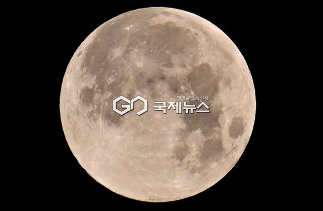 &nbsp;보름달&nbsp; 겨울 밤하늘을 밝혀 (사진=국제뉴스DB)