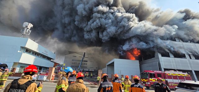 20일 오후 불이 난 대전 대덕구 문평동 한 자동차부품 제조 공장에서 소방 당국이 진화작업을 하고 있다. / 독자 송영훈 제공