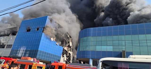 20일 오후 불이 난 대전 대덕구 문평동 한 자동차부품 제조 공장에서 소방 당국이 진화작업을 하고 있다. / 독자 송영훈 제공